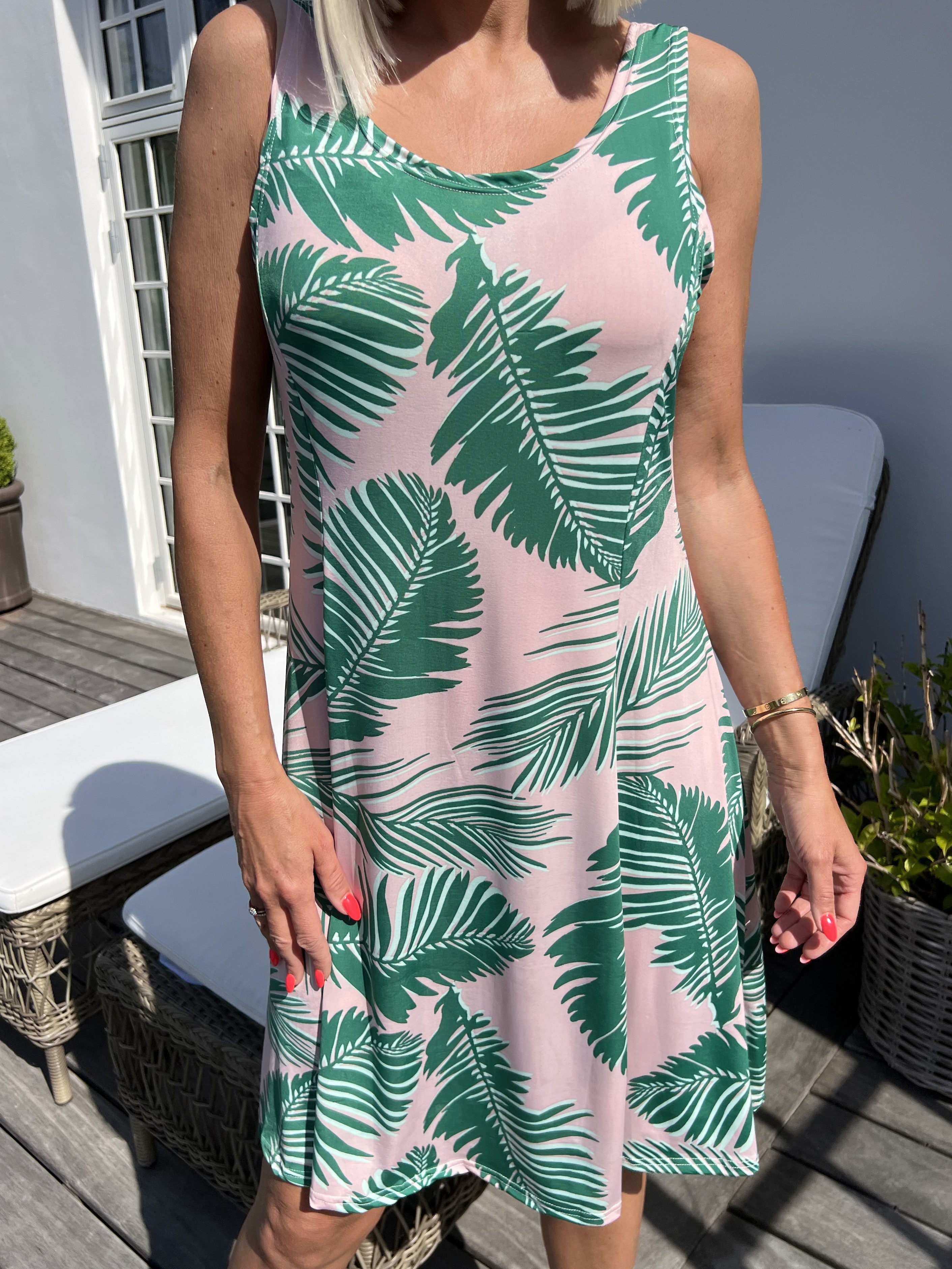 Maj Forest - Sød elastisk sommerkjole med bladmønster